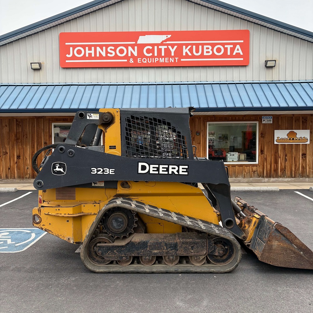 John Deere 323E